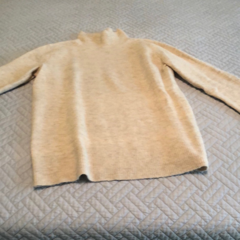 Club Monaco sweater size M cream color.
